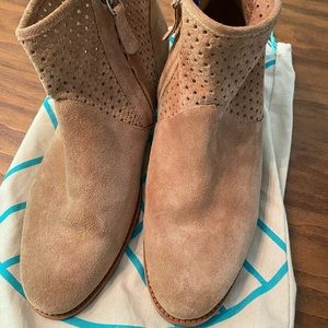 Tahari Size 10 Ankle Boots. Tan Suede.